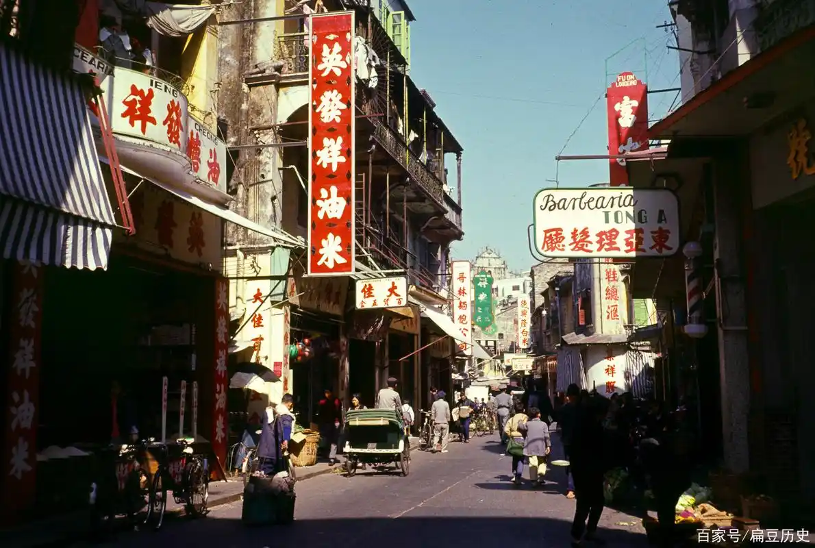 1969年的澳门,罕见街拍老照片,大街上到处是自行车黄包车