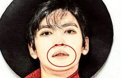 口角下垂嘴巴是出纳宫,在面相中,嘴角向下是典型的小人相,这种人是