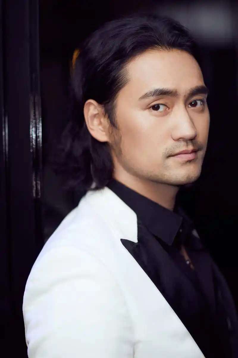 4月13日,演员袁弘受邀出席第九届北京国际电影节开幕式,与导演束焕