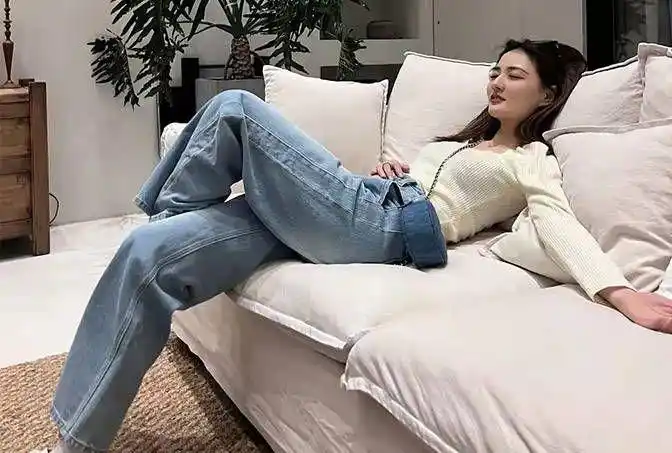 徐璐居家生活照曝光,被指"坐姿不优雅",引起网友热议|露露|坐姿|家居