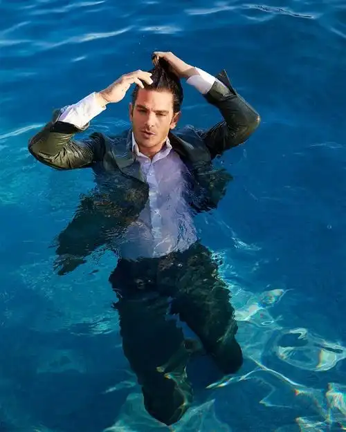 蜘蛛侠安德鲁加菲尔德杂志大片秋日型男风度翩翩