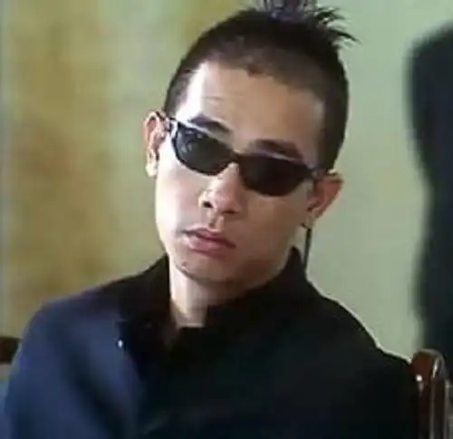 古惑仔里的山鸡陈小春出身疾苦做苦工拼搏成名后娶娇妻