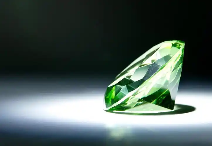 钻石有荧光和无荧光的区别 钻石的荧光是什么意思
