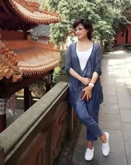 69岁朱琳自然老去打扮时髦气质出众果然美从来与年龄无关