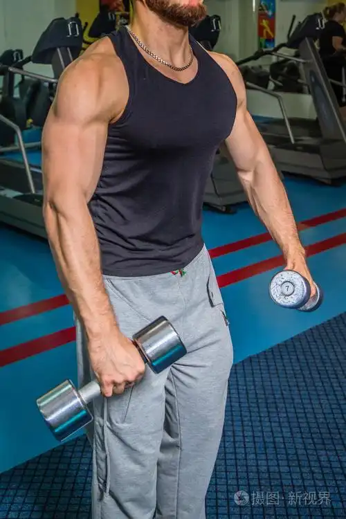 力量训练专业运动员在健身房里