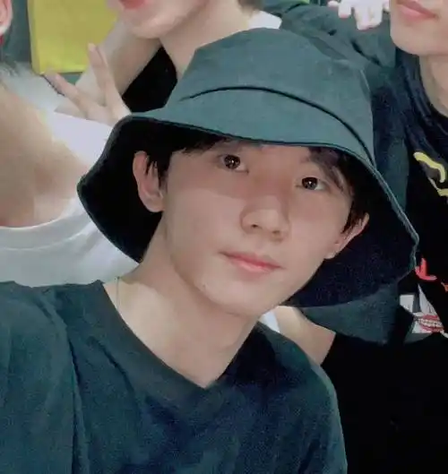 时代少年团自拍素颜照,7位成员同框超有青春感,宋亚轩好奶萌_状态