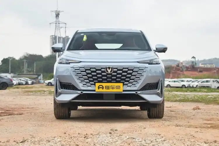 长安uni-k的外观设计充满了未来感与科幻气息,汲取了vision-v概念车的