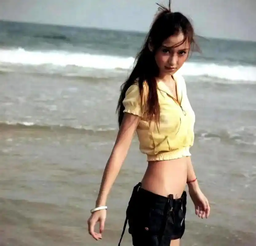 杨颖早期的照片中,她拥有一条修长的腰身和不短的美腿.