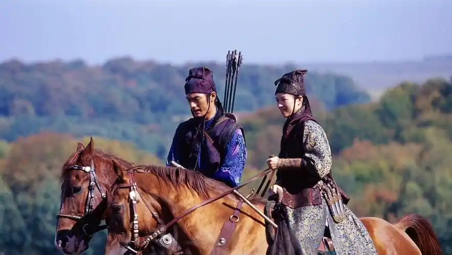 《十面埋伏》中章子怡为何不喜欢等她三年的刘德华而喜欢金城武?_金捕