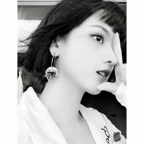 女生头像黑白伤感侧脸真实,追求漂亮对于女人来说很重要