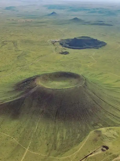 是1亿多年前火山爆发形成的死火山,最近的一次喷发距今大约6000年以前