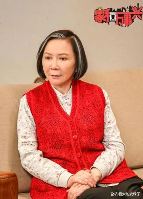 62岁蔡明近照:面色憔悴皮肤蜡黄,被骂"滚出春晚"的她得罪了谁