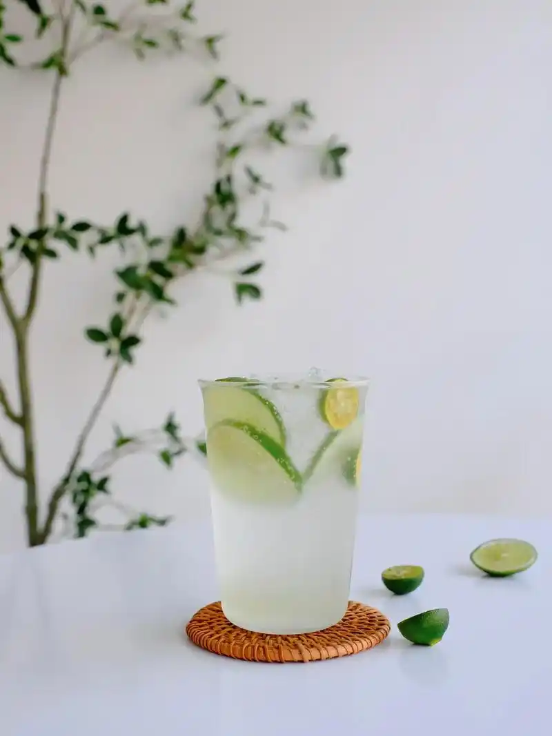 青柠气泡水 解渴必备～#图文热搜词创作任务 #青柠柠檬水做法 - 抖音