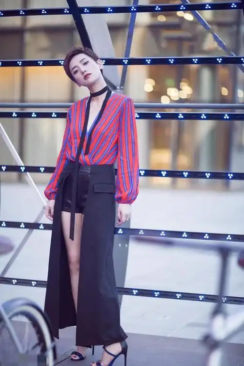 短发美女李晓峰街拍硬照,尽显慵懒复古气质