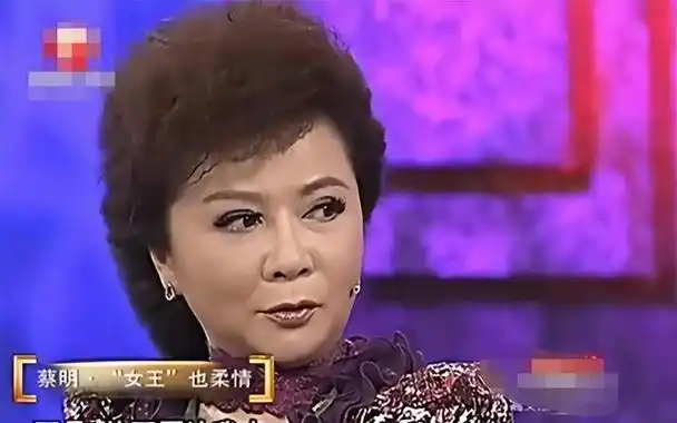 蔡明因身为知名演员而享有盛名.当时,许多家长纷纷聚拢