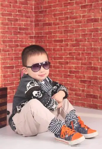 圆脸小男孩剃平头发型打造