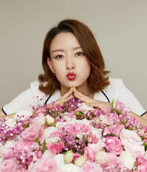 外表靓丽的周奇奇,甜美的笑容,有着中国女性的温顺与柔情!