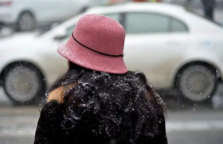 暴雪中街拍美女百态咬紧牙关也要保持优雅