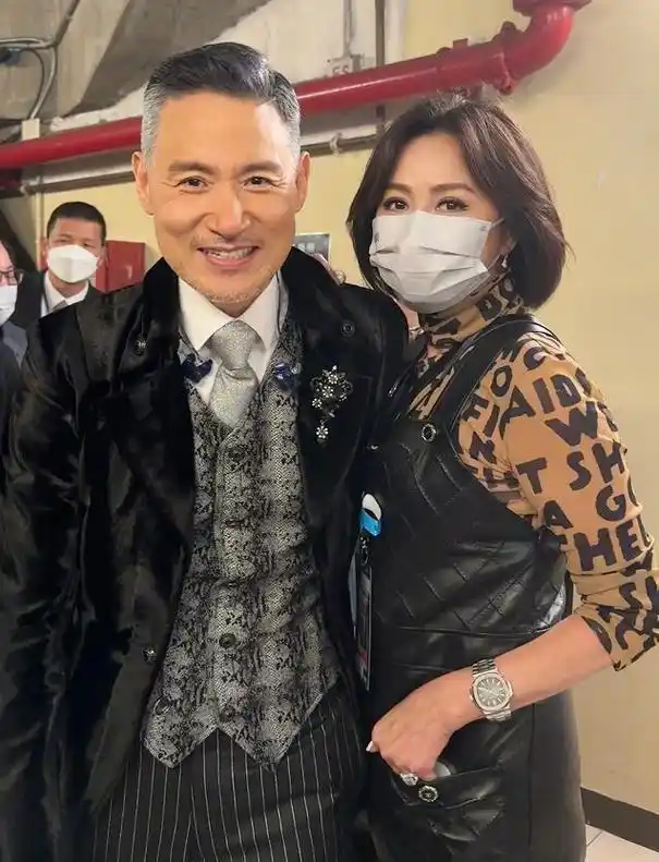 张学友演唱会结束后,在后台与刘嘉玲热情拥抱,只用一只手惹争议