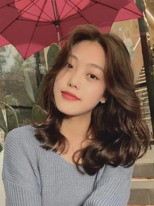 中长发锁骨发绝搭发型