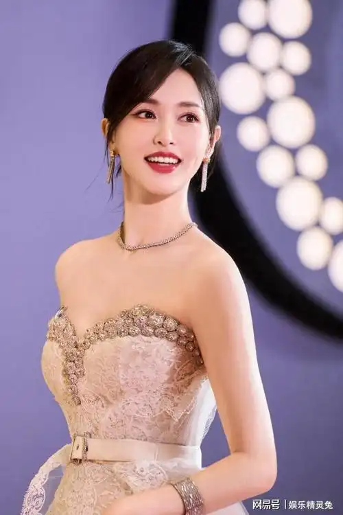 40岁唐嫣出席活动生图曝光,穿镂空短裙身材高挑,皮肤状态引热议