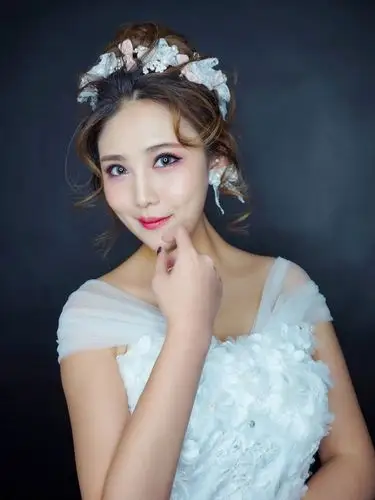 颜色复古新娘妆造型