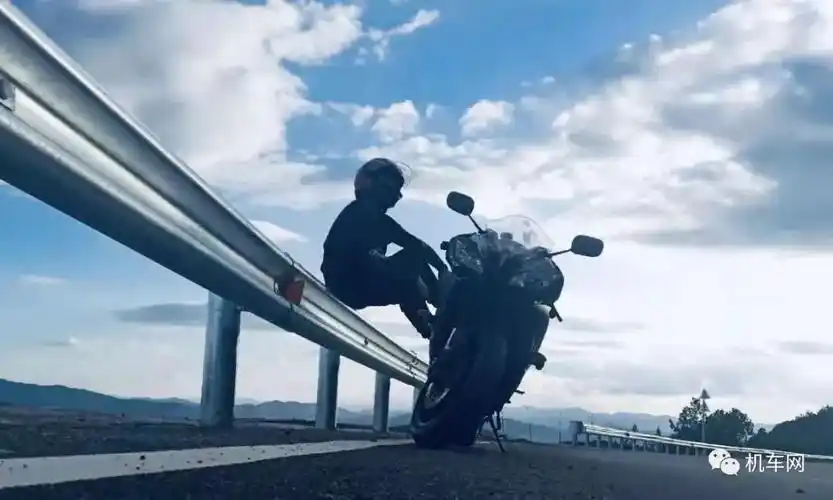 你只看到我的背影,却无法感受我的激情,你有你的a8,我们有属于我们