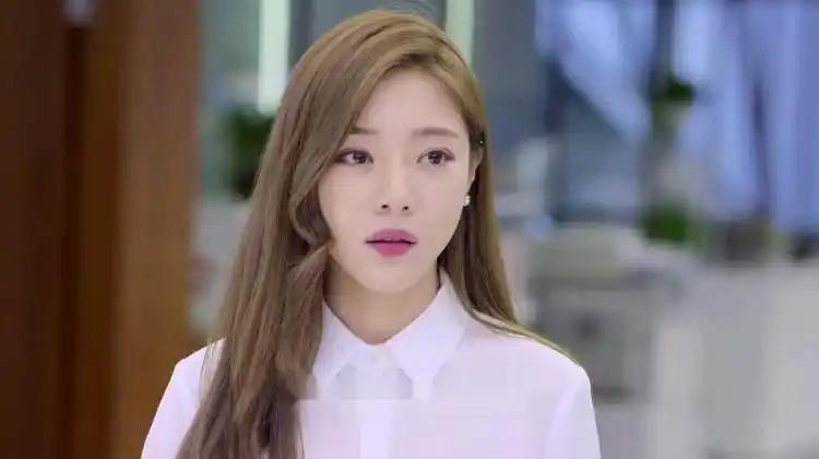 我不是精英:女同事被开除,邓家佳看小姑凉不容易,给她三千块钱