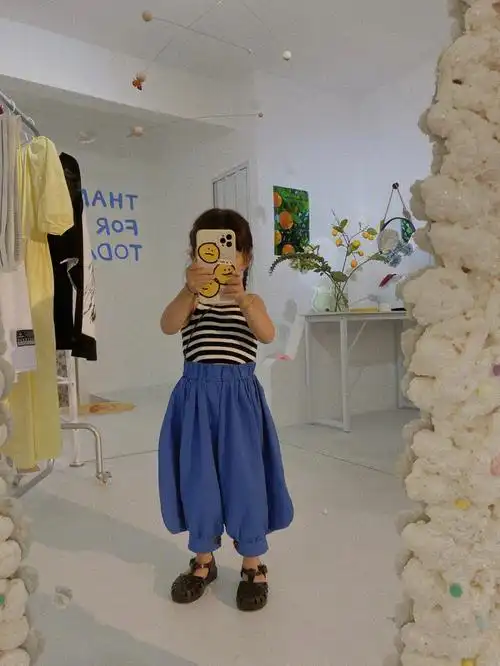 小朋友对镜自拍姿势奶酷酷的百元内穿搭