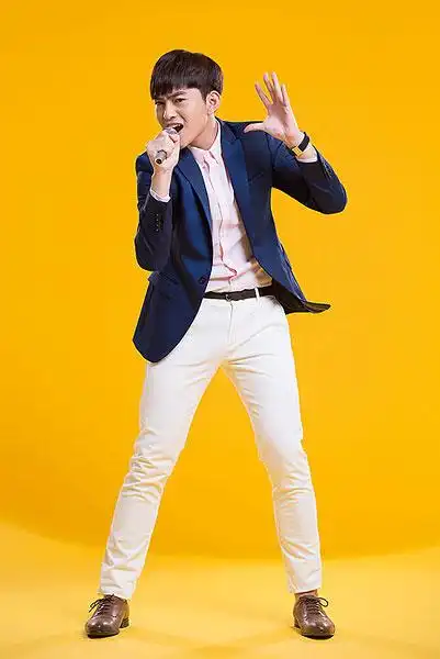 快乐男生拿着麦克风唱歌