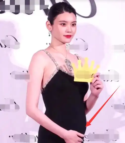 原创奚梦瑶手摸孕肚母爱满满侧身照暴露超大肚子与精修图截然不同