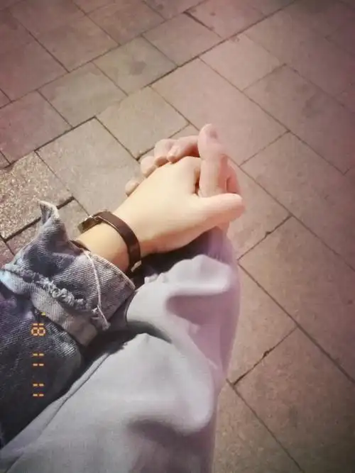 还记的这张牵手的照片,却不在有你