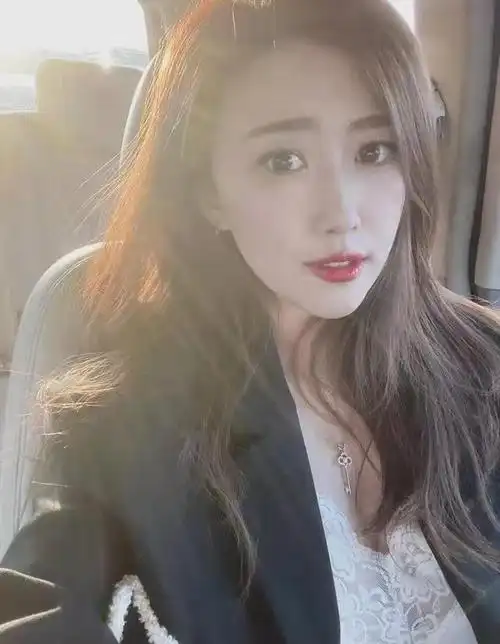 "人大女神"婚纱照传出,疑似正面承认了,老公也是富豪|康逸琨|网红