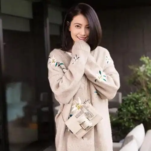 今天,让我们一起跟随高圆圆的步伐,领略她的秋冬穿搭风格,从中汲取