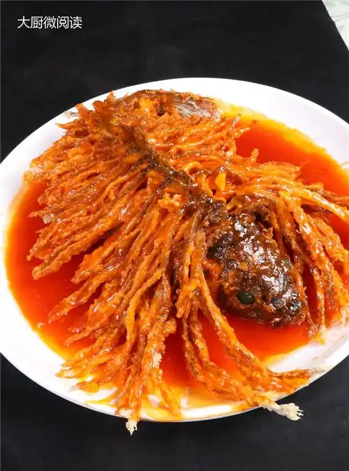 金毛狮子鱼是一道河北名菜,由石家庄市中华饭庄名厨袁清芳创制.