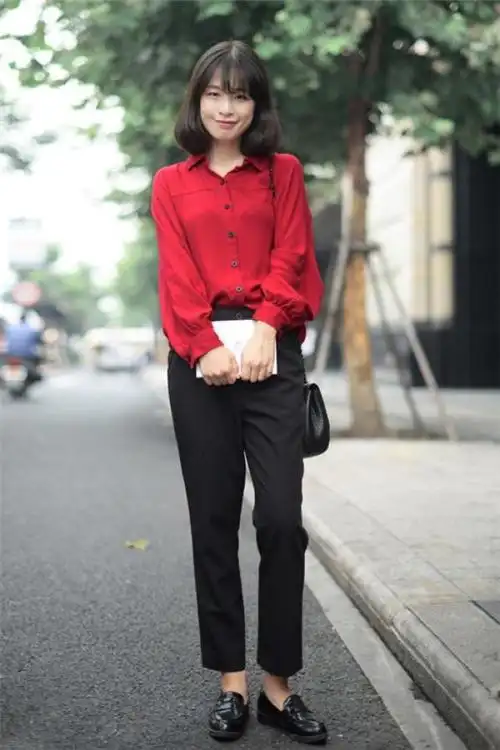 红色蝙蝠袖衬衫亮眼却不浮夸,在秋天里别有一番韵味,搭配西装裤和皮鞋