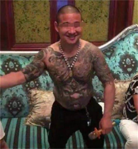 又何必再弄条龙来,一山不容二虎,毅然将一些别的水产纹了满背