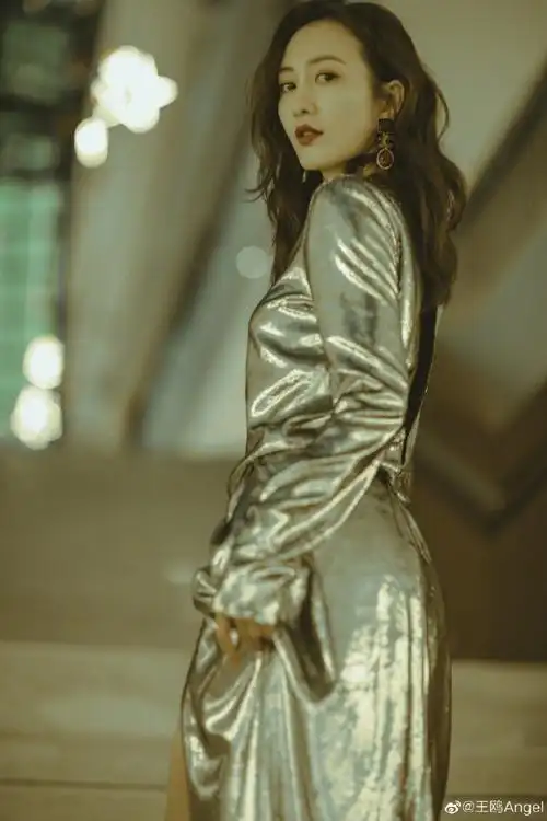 王鸥灰色西装造型#王鸥姐姐今天也太a了吧～又美又飒!