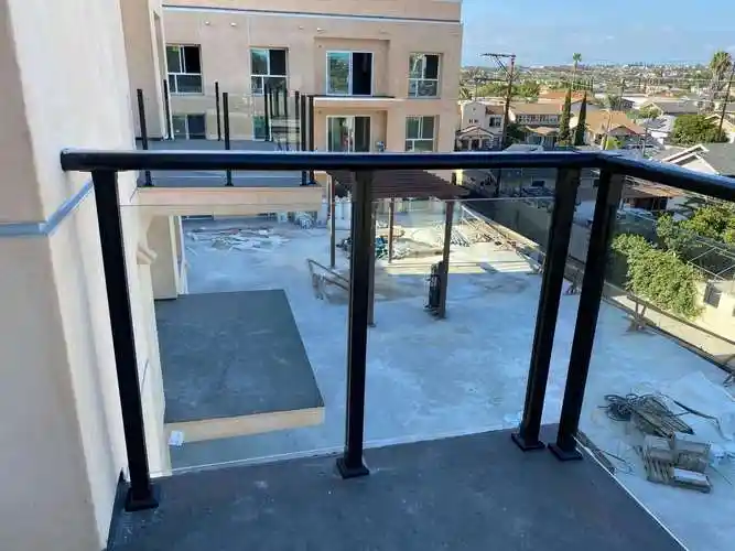 美国洛杉矶别墅群的玻璃铝合金栏杆-工程案例-锌钢护栏-阳台栏杆-楼梯