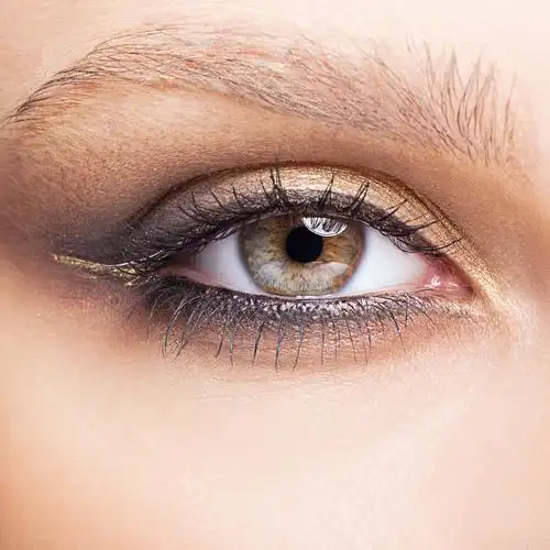 化了妆的女人眼睛的特写镜头