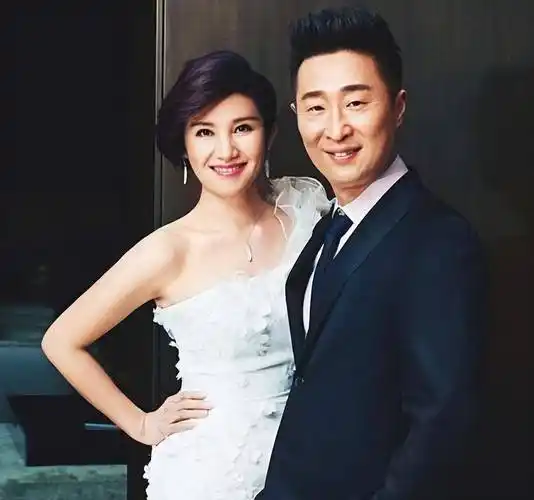邹伟离婚后娶妻生子,闫妮却至今未婚,她在追求什么?_演出_角色_婚姻