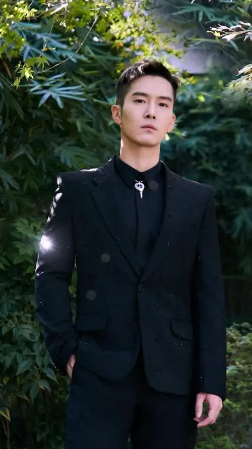 盛一伦帅气黑色西装魅力写真
