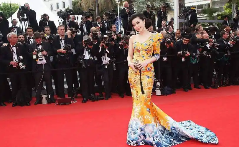 爱美之心人皆有之,当初范冰冰也曾经一身龙袍装亮相戛纳国际电影节,力