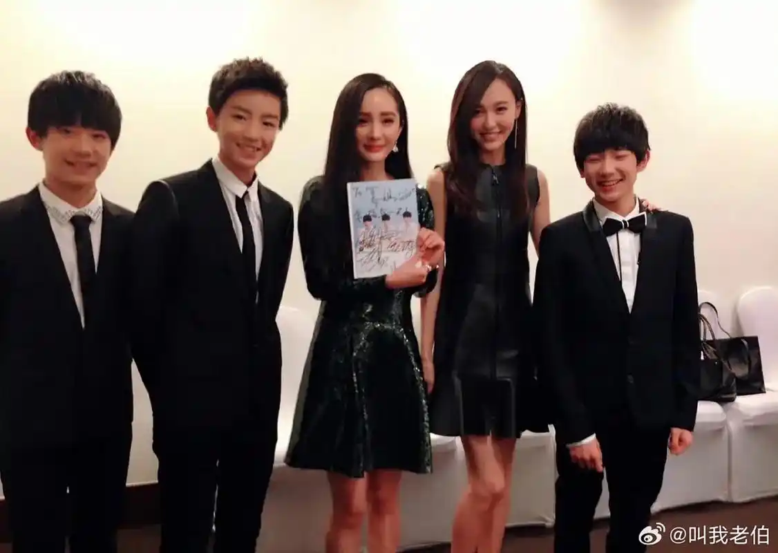 杨幂,唐嫣和tfboys早期合照,她们关系确实挺唏嘘,但也正常[思考]