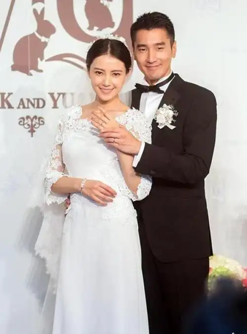 高圆圆赵又廷街头热吻,结婚8年还似热恋,打扮朴素难掩好气质