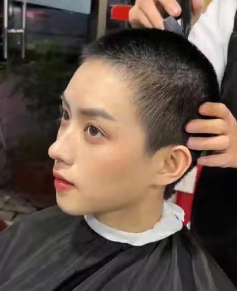 女生留这种寸头好看吗   如图所示,算不算美女