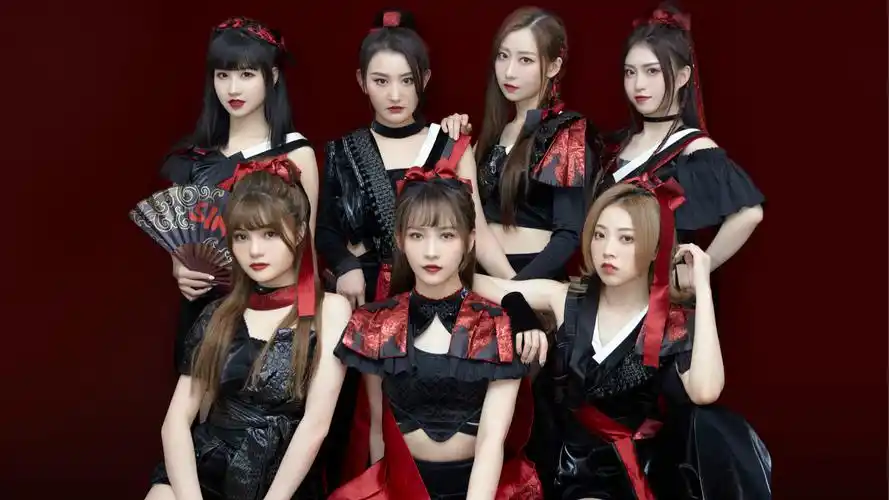 sing女团《寄明月》炸裂江苏跨年夜 扇子齐舞掀电子国风热潮_舞台