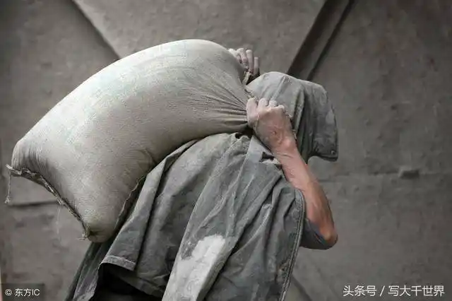 哥哥下苦力供弟弟上学弟衣锦还乡报答他时他说我不认识你