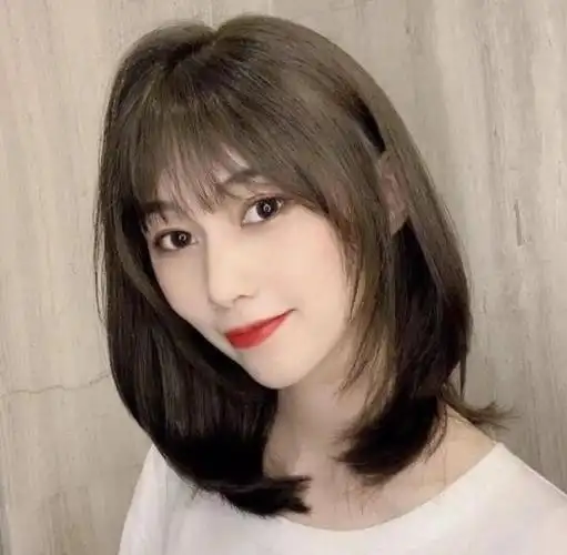 在2021年这款带有满满网红风的中长发型可以说是火爆到不要不要的