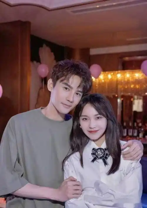 35岁张佳宁庆生,和宋茜黄晓明同框好显嫩,网友:她吃防腐剂了